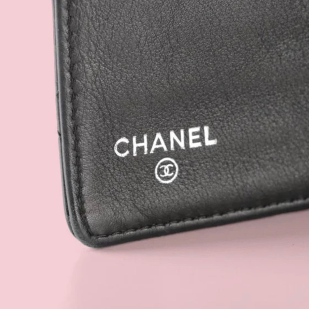 Chanel CC Yen Wallet in Quilted Patent Leather - Picture 9 of 12